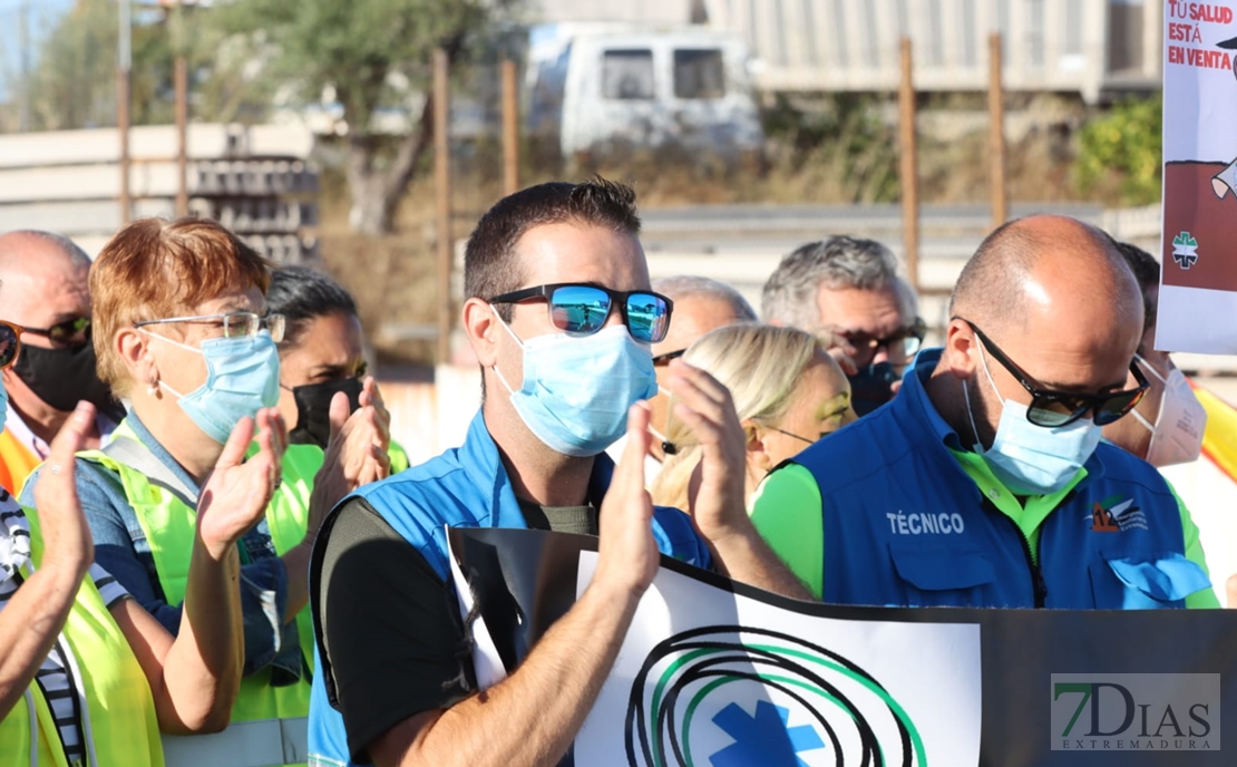 Protesta a los recortes en el transporte sanitario extremeño en la N-521