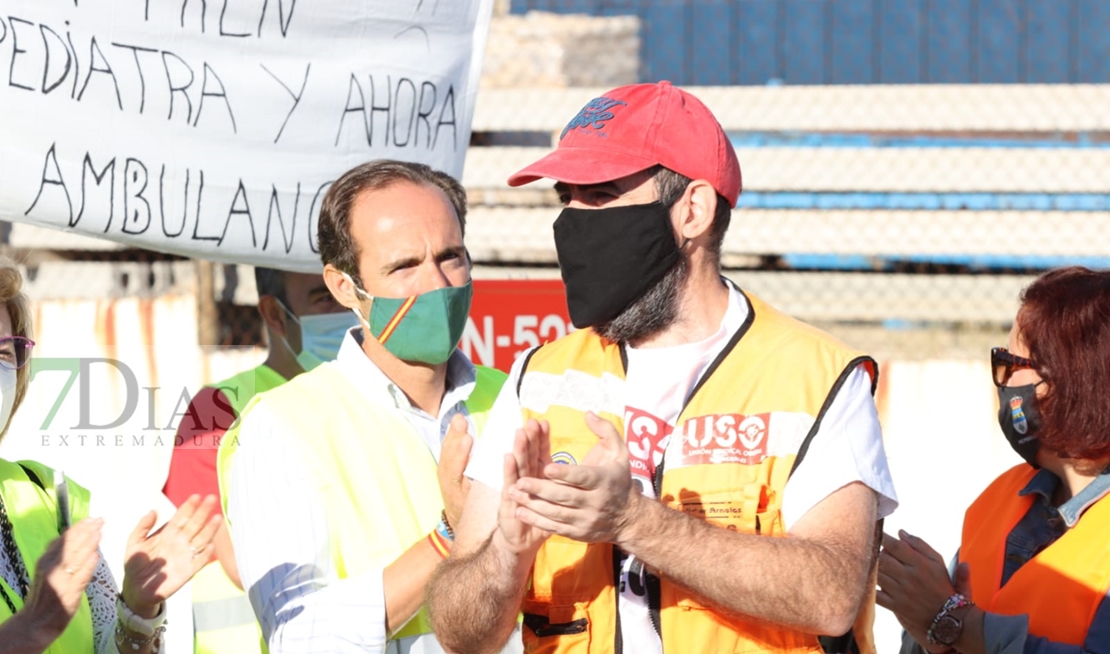 Protesta a los recortes en el transporte sanitario extremeño en la N-521