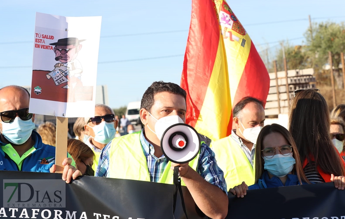 Protesta a los recortes en el transporte sanitario extremeño en la N-521