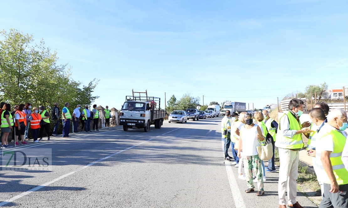 Protesta a los recortes en el transporte sanitario extremeño en la N-521