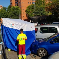 Una mujer cae desde un quinto piso cuando limpiaba los cristales