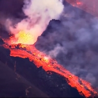 VOLCÁN: Tras adormecer todo el día vuelve con fuerza