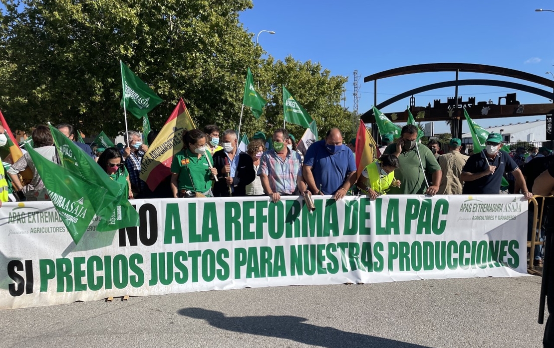 Los agricultores reciben al ministro en Zafra: “El campo se muere y Planas no se mueve”