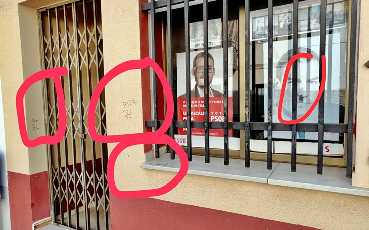 Acto vandálico: pintadas, símbolos nazis e insultos contra la sede del PSOE en Medellín