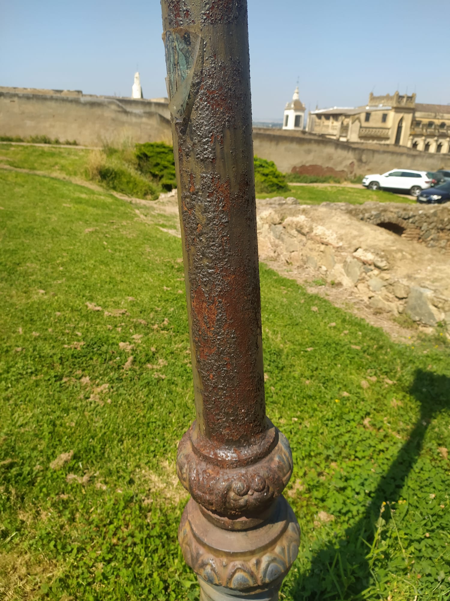 El abandono de la Alcazaba en imágenes: vallas, pintadas, socavones...