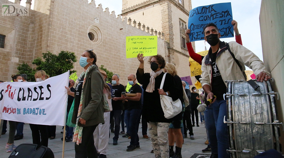 Nueva Manifestación de las Escuelas municipales de música en Badajoz