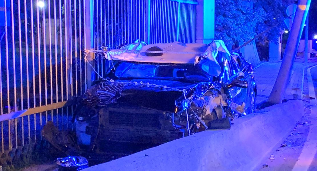 Impactante accidente en la autovía al chocar un vehículo contra una farola y quedar encajado