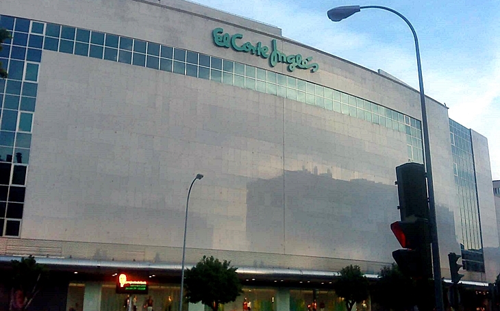 El Corte Inglés apaga las fachadas de sus centros por una buena causa