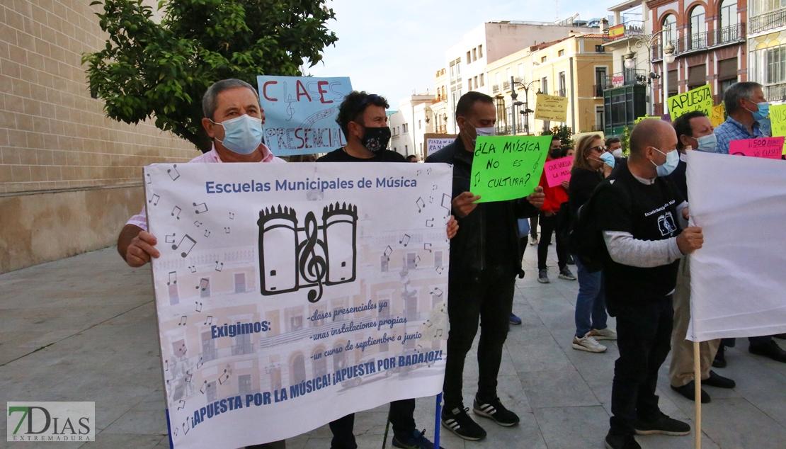 Nueva Manifestación de las Escuelas municipales de música en Badajoz