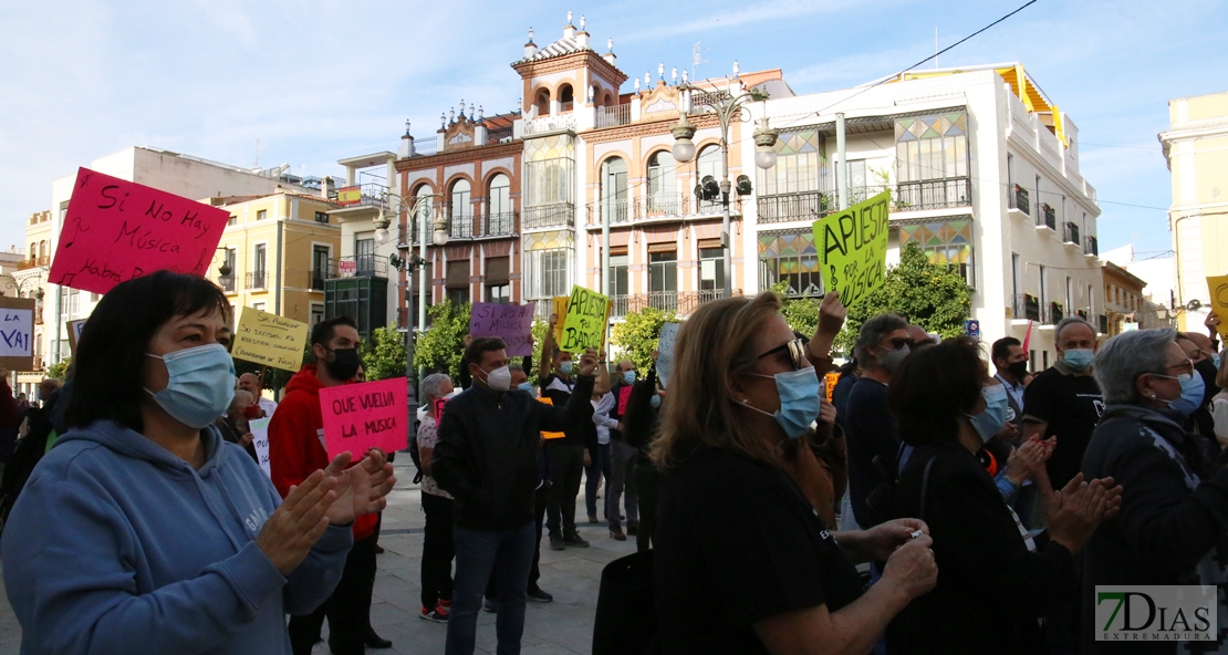 Nueva Manifestación de las Escuelas municipales de música en Badajoz