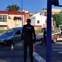 Un turismo acaba empotrado en la mediana de la autopista (Badajoz)