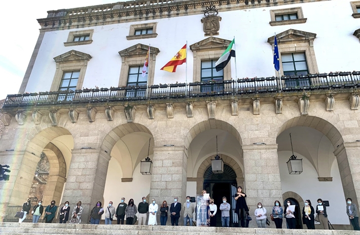 Minuto de silencio en Cáceres por asesinatos de mujeres víctimas de la violencia machista