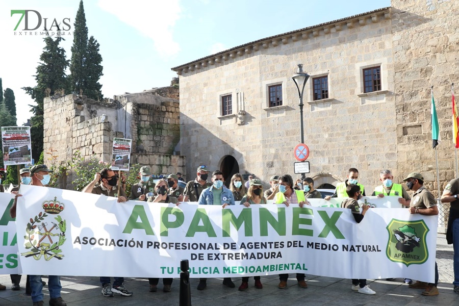 REPOR - Sonora pitada ante la puerta de Presidencia en Mérida de los Agentes del Medio Natural