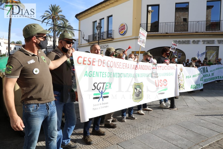 REPOR - Sonora pitada ante la puerta de Presidencia en Mérida de los Agentes del Medio Natural