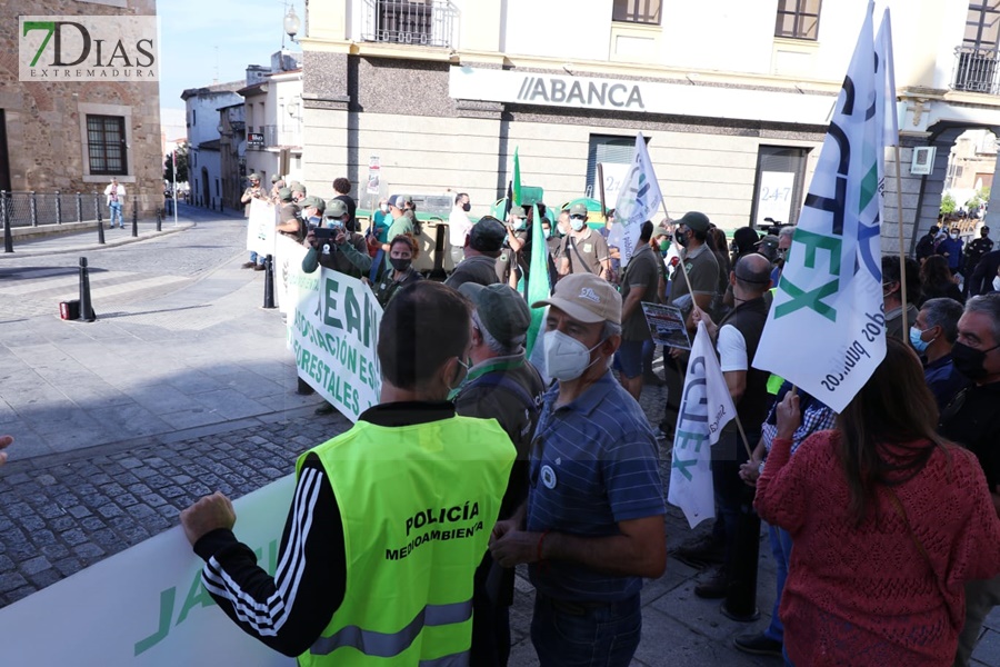 REPOR - Sonora pitada ante la puerta de Presidencia en Mérida de los Agentes del Medio Natural