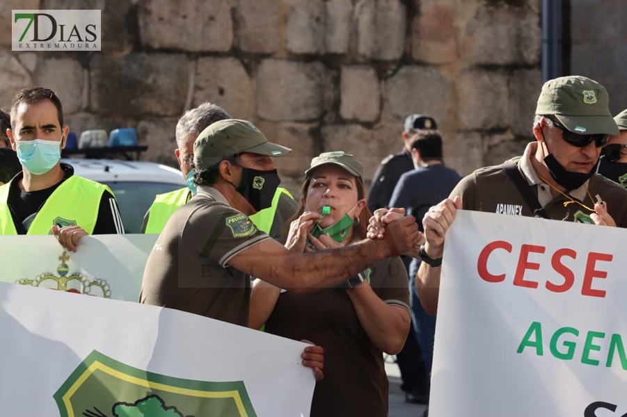 REPOR - Sonora pitada ante la puerta de Presidencia en Mérida de los Agentes del Medio Natural