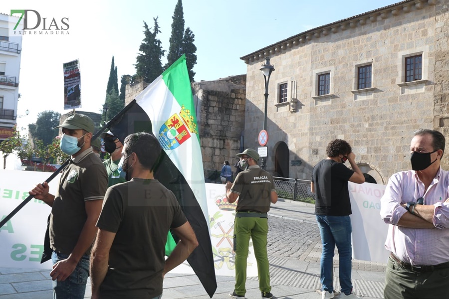 REPOR - Sonora pitada ante la puerta de Presidencia en Mérida de los Agentes del Medio Natural