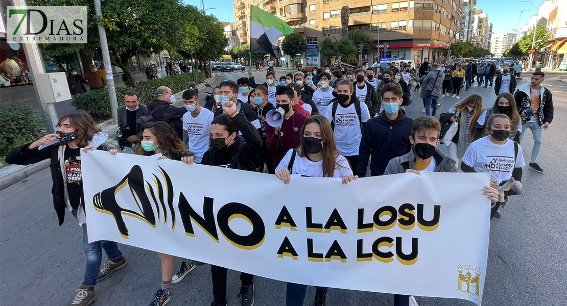 Respuesta masiva de los estudiantes extremeños en las calles: &quot;NO a LOSU y NO a la LCU&quot;