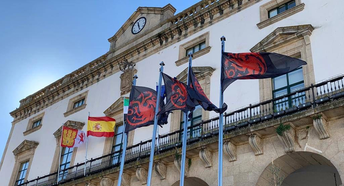 CÁCERES - Banderas del Reino de Targaryen ondean en la Torre de Los Púlpitos y el Ayto.