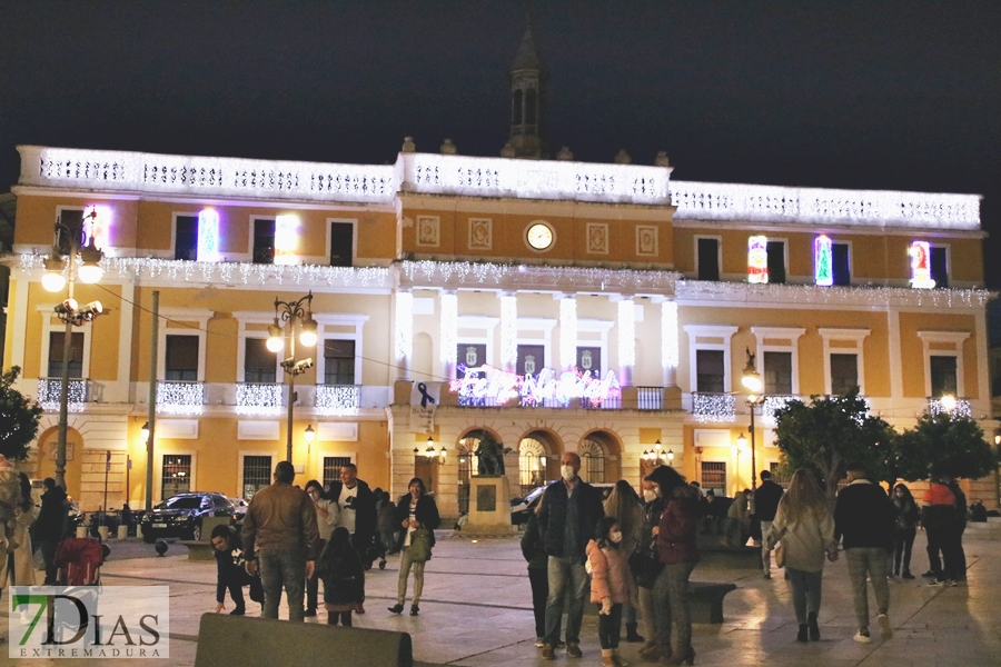 Calles abarrotadas en Badajoz para disfrutar del alumbrado navideño y el mercado