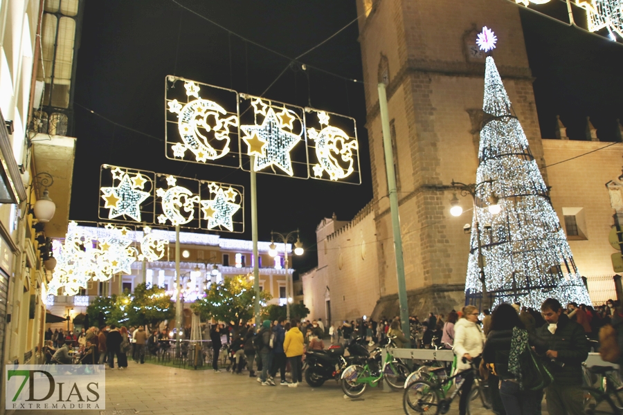 Calles abarrotadas en Badajoz para disfrutar del alumbrado navideño y el mercado