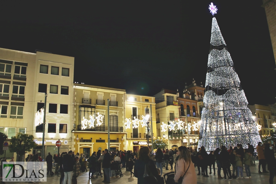 Calles abarrotadas en Badajoz para disfrutar del alumbrado navideño y el mercado