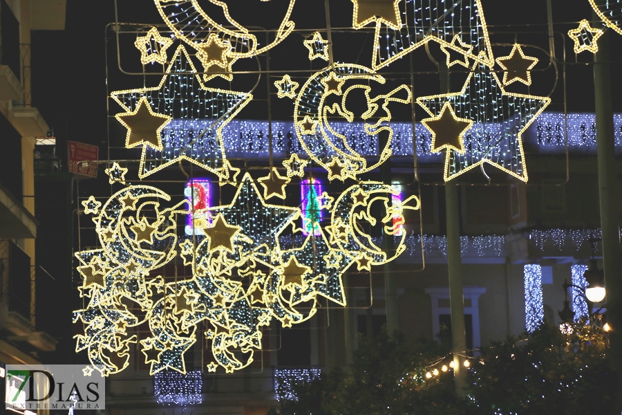 Calles abarrotadas en Badajoz para disfrutar del alumbrado navideño y el mercado