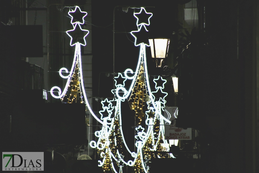 Calles abarrotadas en Badajoz para disfrutar del alumbrado navideño y el mercado