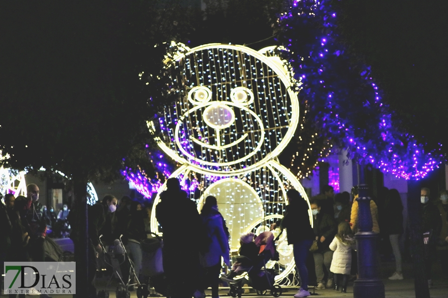 Calles abarrotadas en Badajoz para disfrutar del alumbrado navideño y el mercado