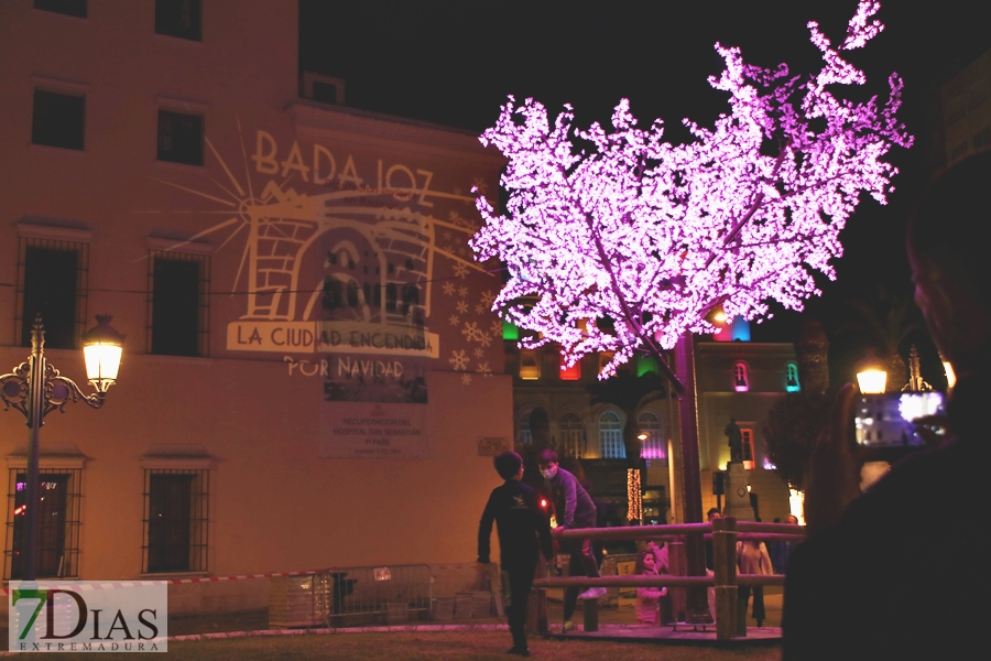 Calles abarrotadas en Badajoz para disfrutar del alumbrado navideño y el mercado