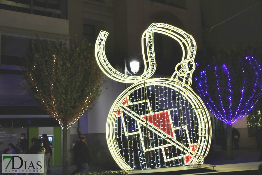 Calles abarrotadas en Badajoz para disfrutar del alumbrado navideño y el mercado