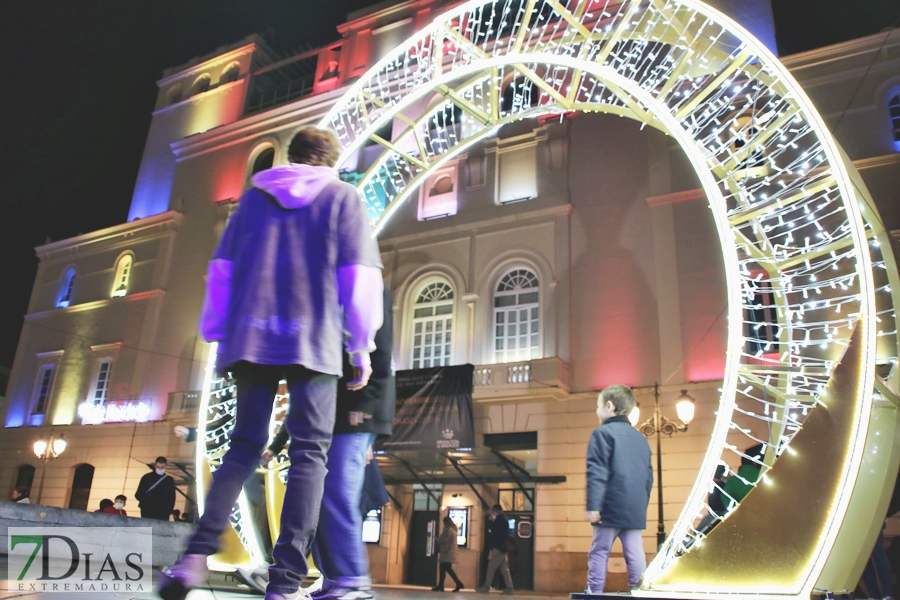 Calles abarrotadas en Badajoz para disfrutar del alumbrado navideño y el mercado