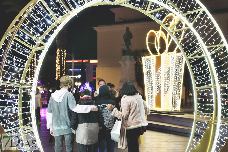 Calles abarrotadas en Badajoz para disfrutar del alumbrado navideño y el mercado