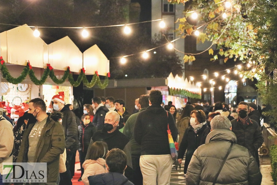 Calles abarrotadas en Badajoz para disfrutar del alumbrado navideño y el mercado