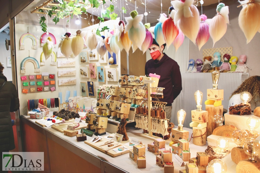 Calles abarrotadas en Badajoz para disfrutar del alumbrado navideño y el mercado