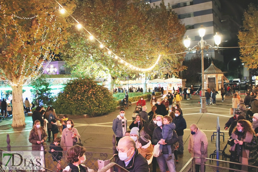 Calles abarrotadas en Badajoz para disfrutar del alumbrado navideño y el mercado