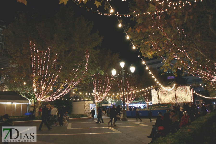 Calles abarrotadas en Badajoz para disfrutar del alumbrado navideño y el mercado