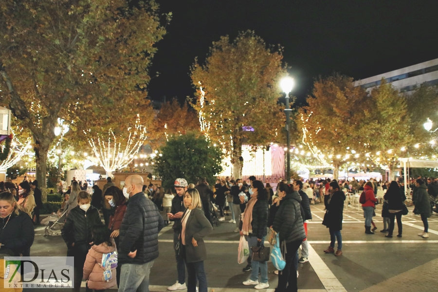 Calles abarrotadas en Badajoz para disfrutar del alumbrado navideño y el mercado