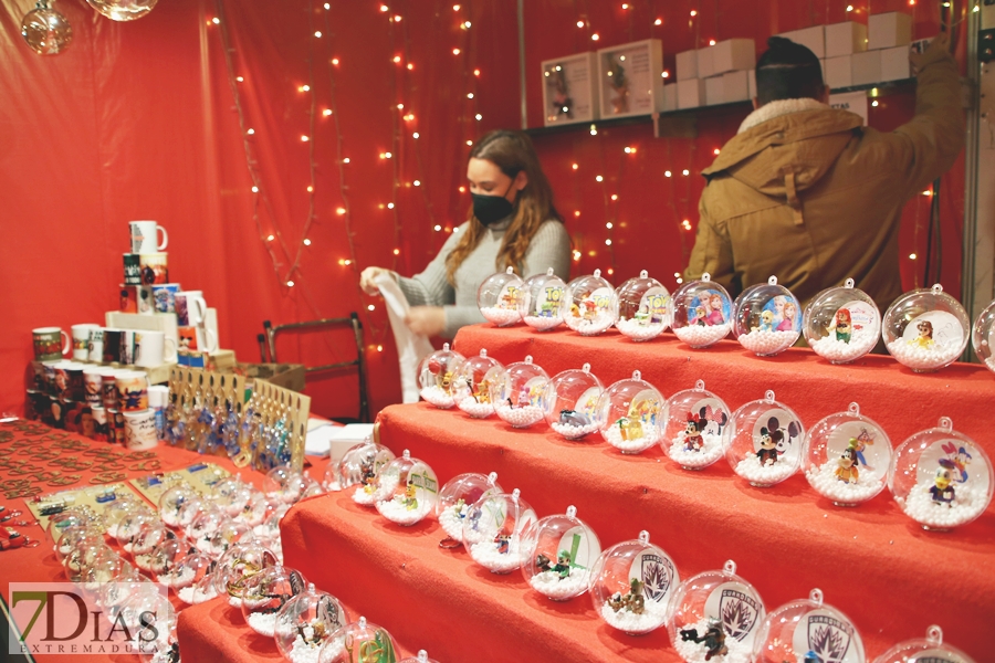 Calles abarrotadas en Badajoz para disfrutar del alumbrado navideño y el mercado