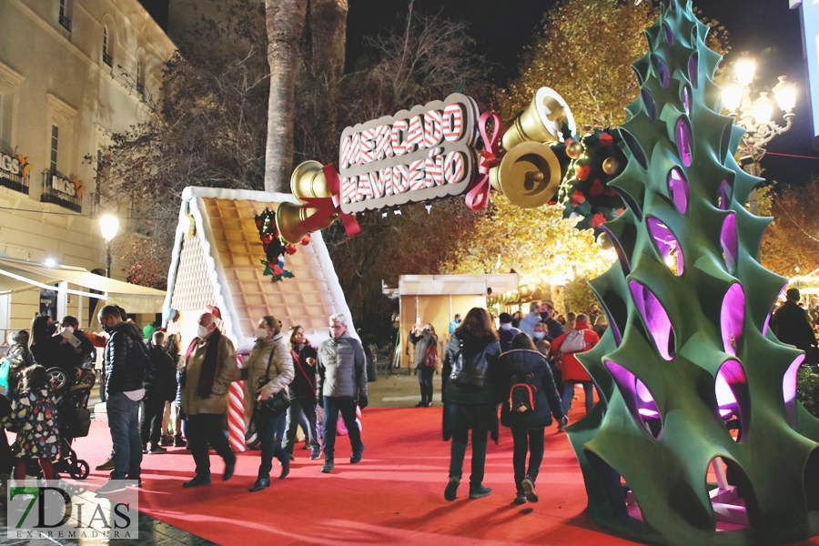 Calles abarrotadas en Badajoz para disfrutar del alumbrado navideño y el mercado