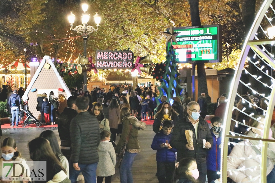 Calles abarrotadas en Badajoz para disfrutar del alumbrado navideño y el mercado