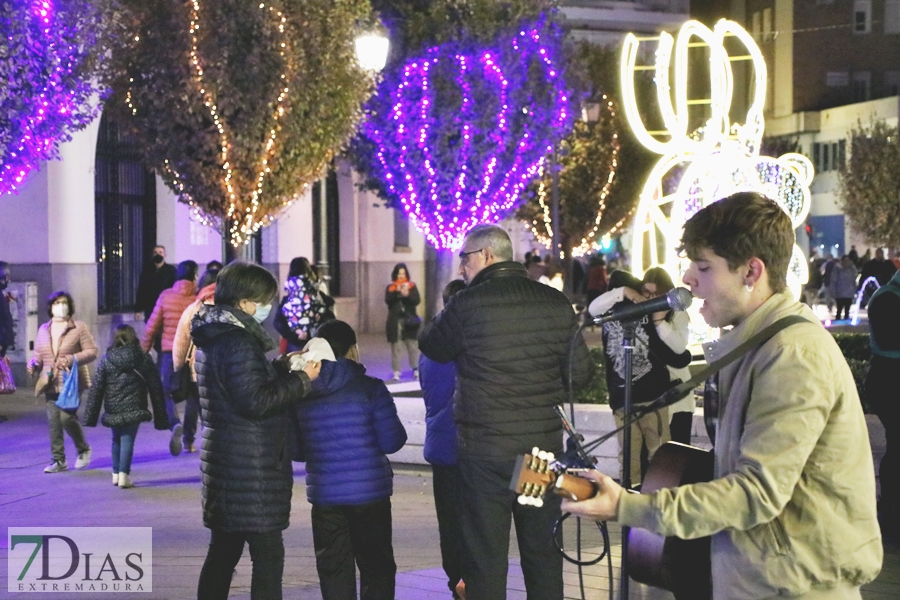 Calles abarrotadas en Badajoz para disfrutar del alumbrado navideño y el mercado