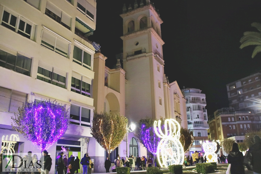 Calles abarrotadas en Badajoz para disfrutar del alumbrado navideño y el mercado