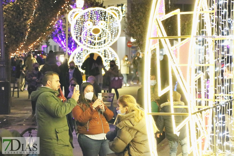 Calles abarrotadas en Badajoz para disfrutar del alumbrado navideño y el mercado