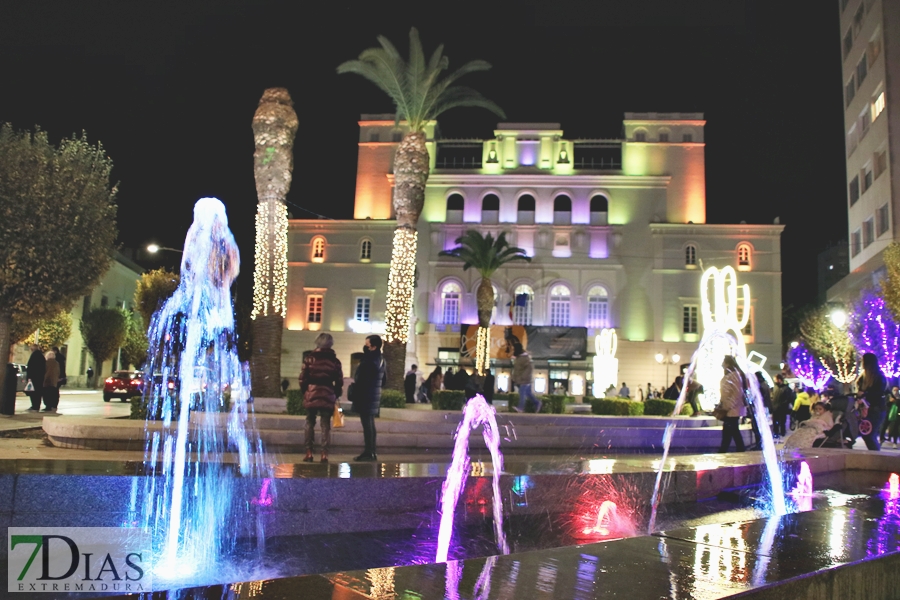 Calles abarrotadas en Badajoz para disfrutar del alumbrado navideño y el mercado