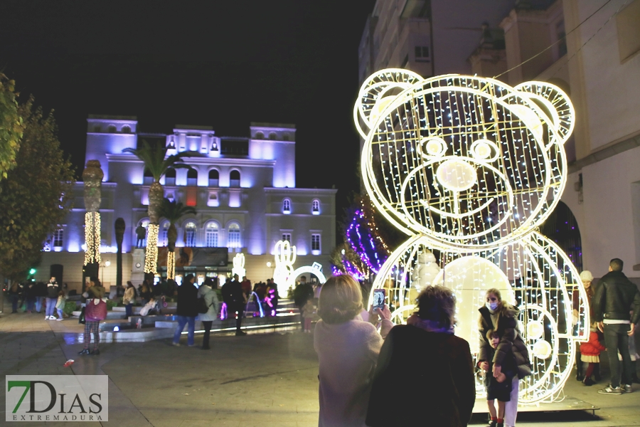 Calles abarrotadas en Badajoz para disfrutar del alumbrado navideño y el mercado