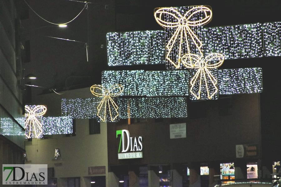 Calles abarrotadas en Badajoz para disfrutar del alumbrado navideño y el mercado