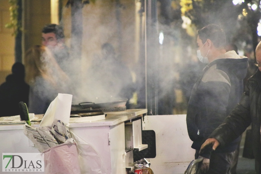 Calles abarrotadas en Badajoz para disfrutar del alumbrado navideño y el mercado