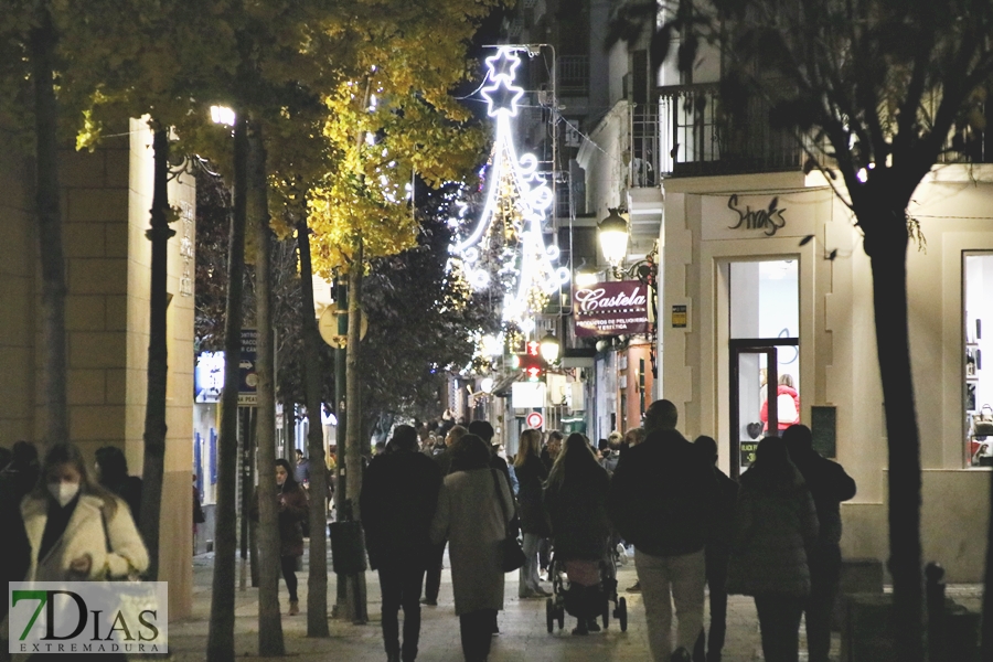 Calles abarrotadas en Badajoz para disfrutar del alumbrado navideño y el mercado