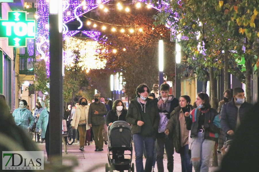 Calles abarrotadas en Badajoz para disfrutar del alumbrado navideño y el mercado